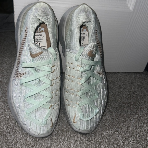 Nike 04 Size 7 color: mint green and gold - Picture 1 of 3